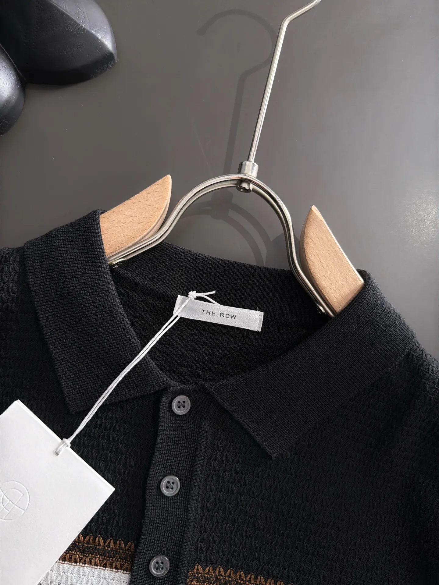 Shipping next day TR high quality - The Row 26ss New Arrival men's short-sleeved T-shirt. Like LP and BC, it belongs to the same old-money style top-notch light luxury brand. The New Arrival Original men's casual short-sleeved shirt is made of combed cotton yarn knitted imitation cotton fabric. Exclusive Premium custom-controlled raw materials. 14-needle precision knitting. The iconic waffle soul is woven. The three-dimensional texture flows with subtle light and shadow. Viewed from a distance, it is introverted. It shows when you touch it closely. It feels substantial when weighed. The upper body is also more textured than ordinary T-shirts. Fashionable Versatile Hot Sale. It is skin-friendly and comfortable to wear. Premium boutique. The upper body is made of Factory's fine workmanship. A must-have item for men. Complete with three standards. Sizes M-3XL